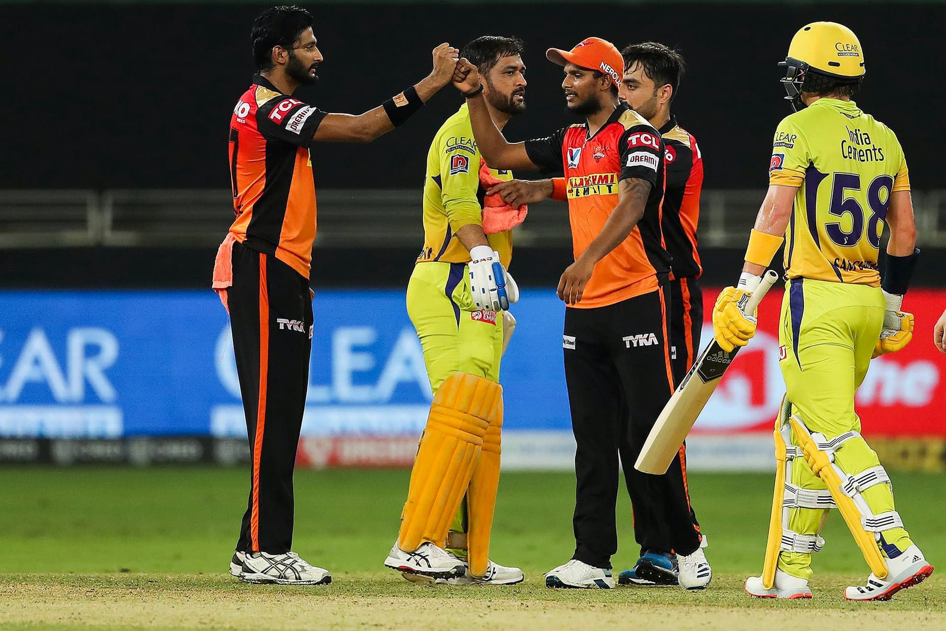 IPL 2020, CSK vs SRH : हैदराबाद के खिलाफ चेन्नई का करो या मरो वाला मुकाबला, देखें रिकॉर्ड IPL 2020, CSK vs SRH : हैदराबाद के खिलाफ चेन्नई का करो या मरो वाला मुकाबला, देखें रिकॉर्ड