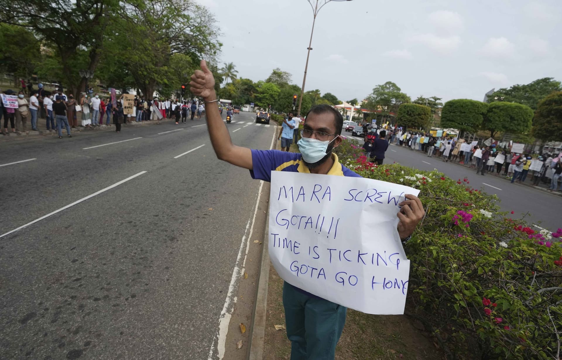 Sri Lanka Crisis: अब आगे क्या होगा ? श्रीलंका में कर्फ्यू हटते ही सड़क पर उतरे लोग, हिंसा शुरू