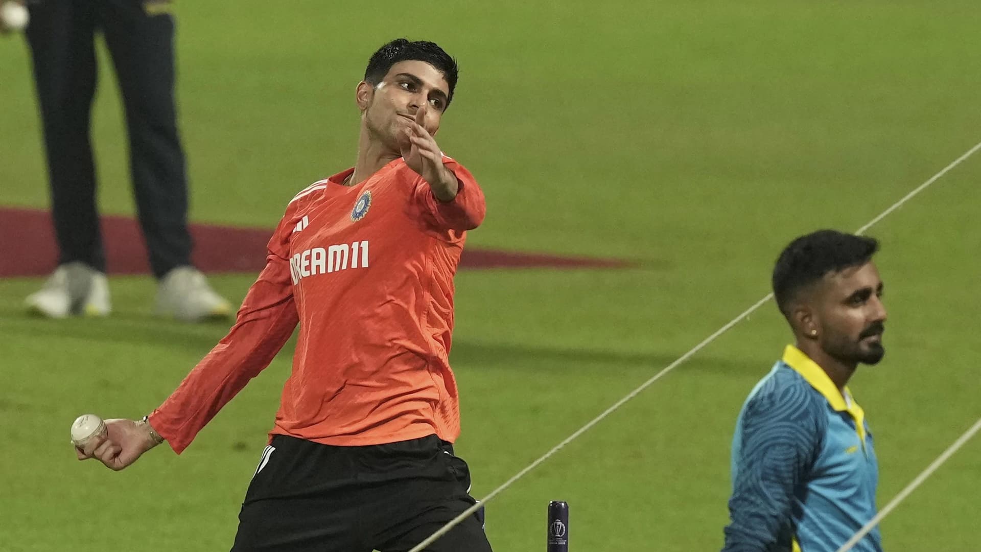 IND vs SA: गेंदबाजों ने नहीं की प्रैक्टिस तो शुभमन गिल करने लगे बॉलिंग! आखिर ऐसा क्यों? IND vs SA: गेंदबाजों ने नहीं की प्रैक्टिस तो शुभमन गिल करने लगे बॉलिंग! आखिर ऐसा क्यों?