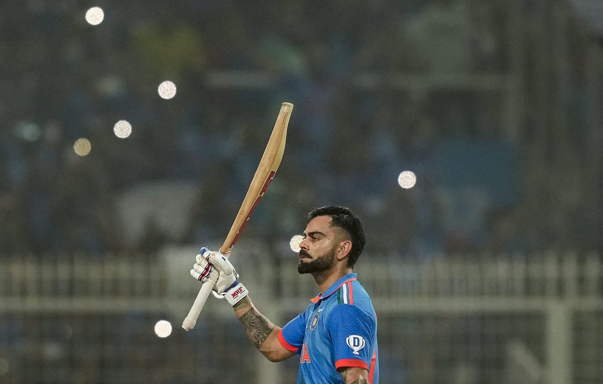 विराट कोहली सहित इन खिलाड़ियों ने वर्ल्ड कप में 500 से अधिक रन ठोक डाले, टॉप पांच में दो भारतीय विराट कोहली सहित इन खिलाड़ियों ने वर्ल्ड कप में 500 से अधिक रन ठोक डाले, टॉप पांच में दो भारतीय