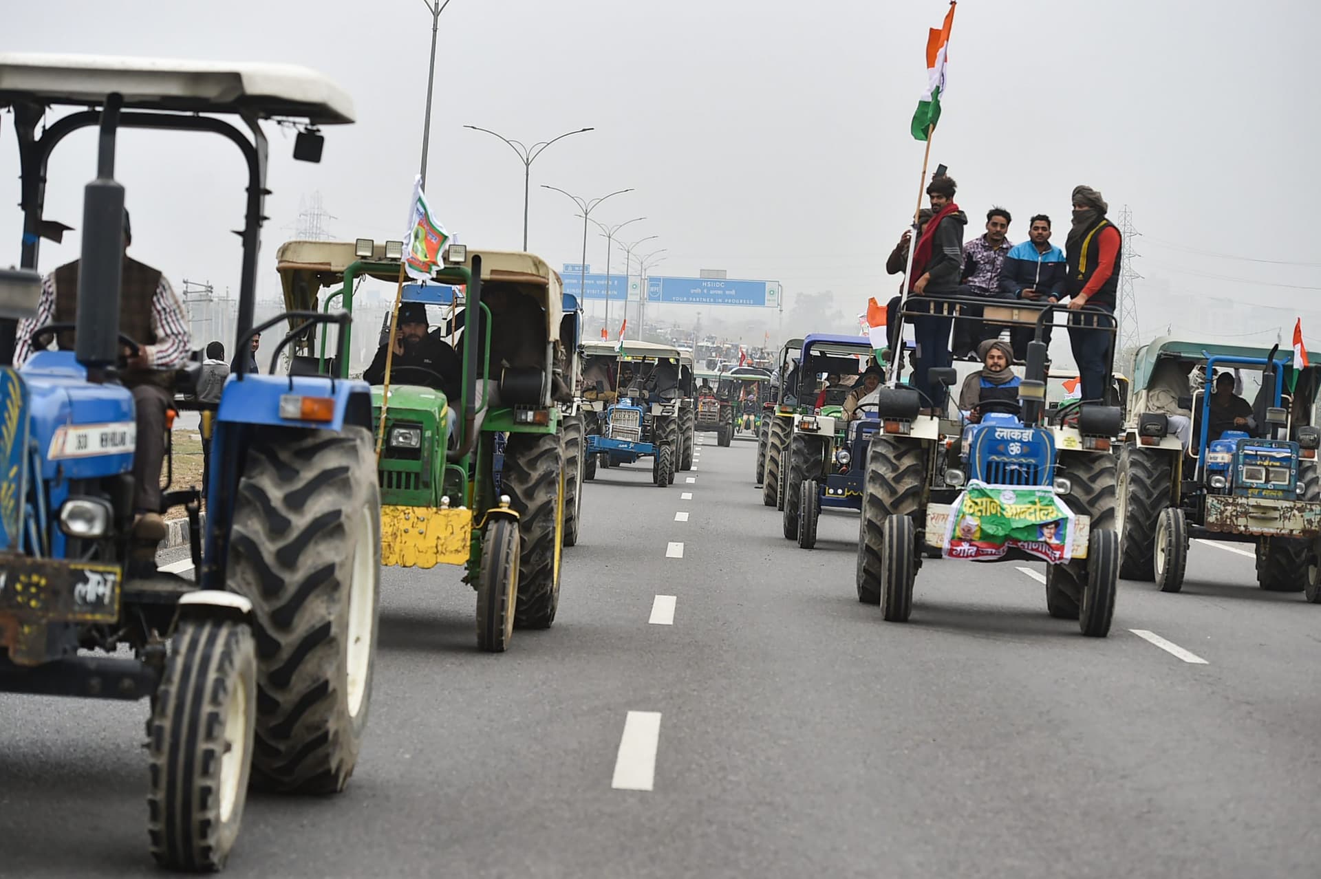 किसान आंदोलन पर सुप्रीम कोर्ट ने लगायी सरकार को फटकार, कहा- कहीं तब्लीगी जमात वाला हाल न हो जाए किसान आंदोलन पर सुप्रीम कोर्ट ने लगायी सरकार को फटकार, कहा- कहीं तब्लीगी जमात वाला हाल न हो जाए