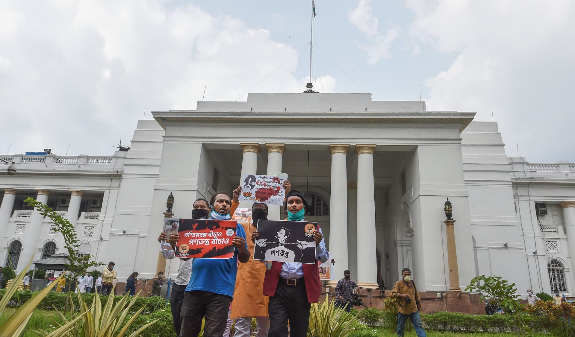 पश्चिम बंगाल में श्रद्धांजलि देने के लिए बुलाया गया एक दिन का मानसून सत्र, विधानसभा की कार्यवाही अनिश्चितकाल के लिए स्थगित पश्चिम बंगाल में श्रद्धांजलि देने के लिए बुलाया गया एक दिन का मानसून सत्र, विधानसभा की कार्यवाही अनिश्चितकाल के लिए स्थगित
