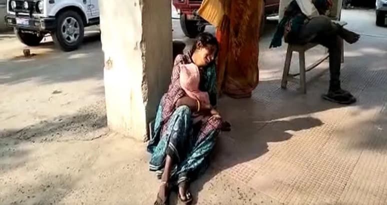 नवादा में जमीन विवाद में चौकीदार ने 24 दिन के दुधमुंहे बच्चे को जमीन पर पटका, इलाज के दौरान मौत नवादा में जमीन विवाद में चौकीदार ने 24 दिन के दुधमुंहे बच्चे को जमीन पर पटका, इलाज के दौरान मौत