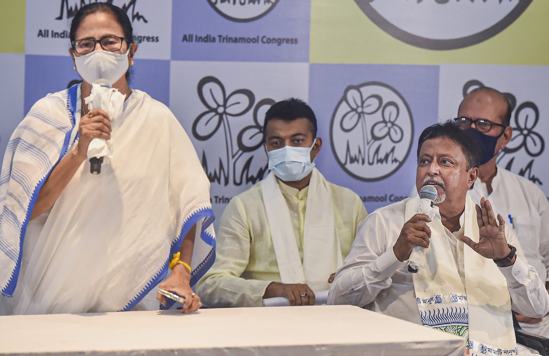 तृणमूल में मुकुल की वापसी के बाद बोलीं ममता बनर्जी- बीजेपी में लड़के का बहुत शोषण हुआ, बेहद कमजोर हो गया है तृणमूल में मुकुल की वापसी के बाद बोलीं ममता बनर्जी- बीजेपी में लड़के का बहुत शोषण हुआ, बेहद कमजोर हो गया है