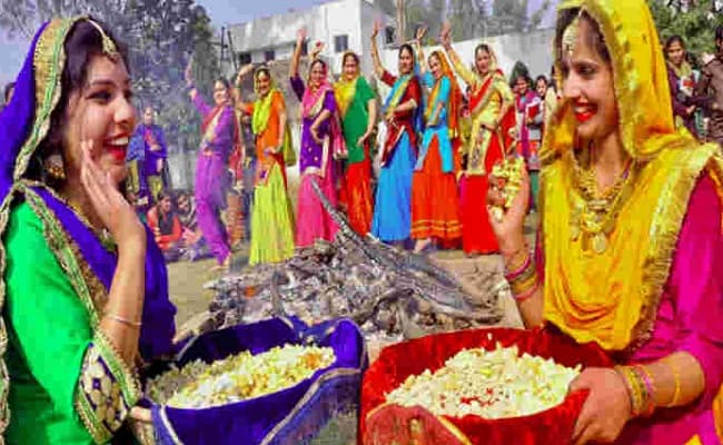 Lohri 2021 Puja Vidhi: आज है लोहड़ी का पर्व, जानें शुभ मुहूर्त, पूजा विधि, सामग्री और प्रसाद Lohri 2021 Puja Vidhi: आज है लोहड़ी का पर्व, जानें शुभ मुहूर्त, पूजा विधि, सामग्री और प्रसाद
