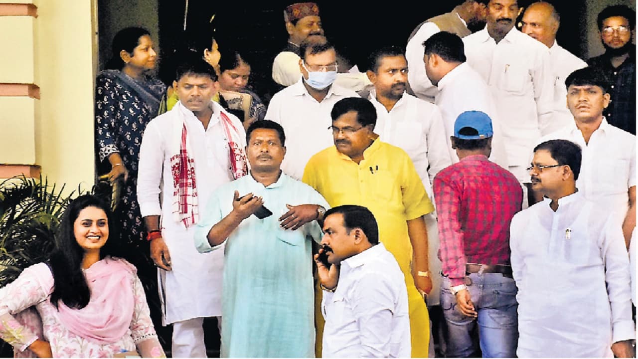 Bihar News: मॉनसून सत्र में नहीं आये विपक्षी विधायक, विधानमंडल की कार्यवाही अनिश्चितकाल तक के लिए स्थगित Bihar News: मॉनसून सत्र में नहीं आये विपक्षी विधायक, विधानमंडल की कार्यवाही अनिश्चितकाल तक के लिए स्थगित