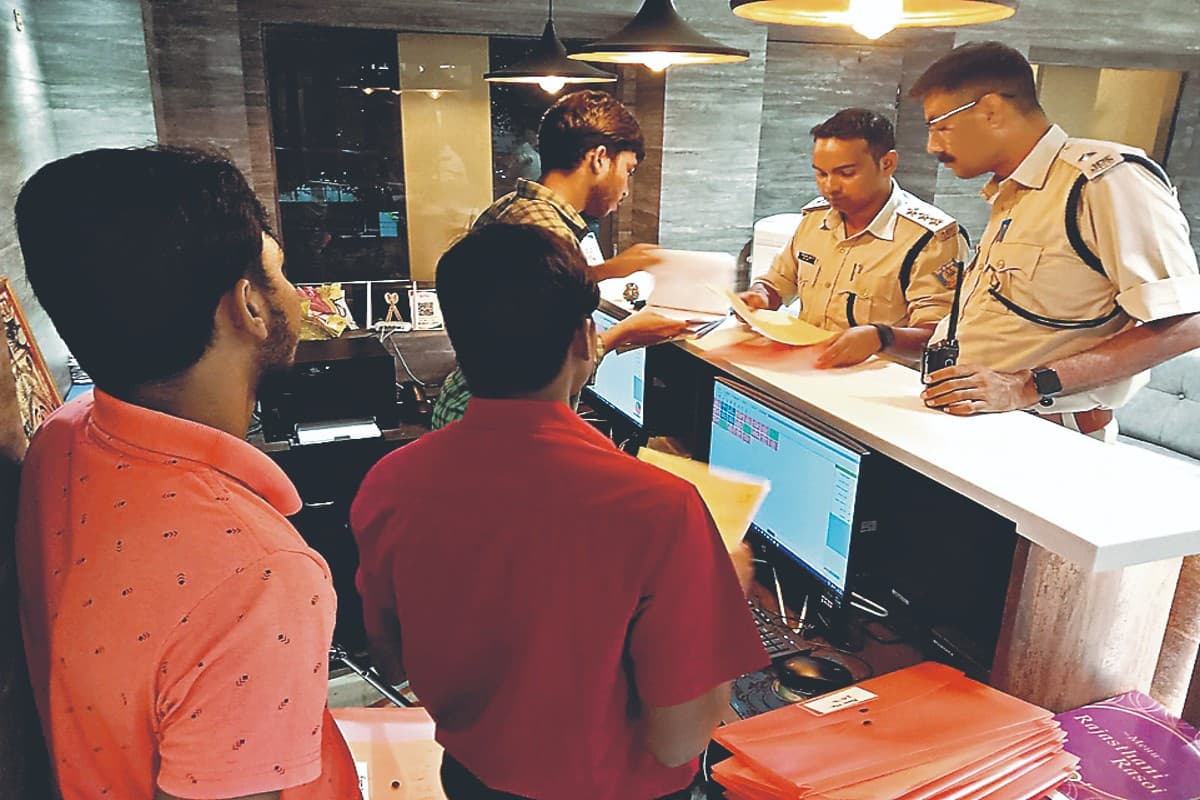 Jharkhand News: 15 अगस्त को लेकर होटल व लॉज की चेकिंग, बड़े वाहनों के प्रवेश पर लगी रोक Jharkhand News: 15 अगस्त को लेकर होटल व लॉज की चेकिंग, बड़े वाहनों के प्रवेश पर लगी रोक