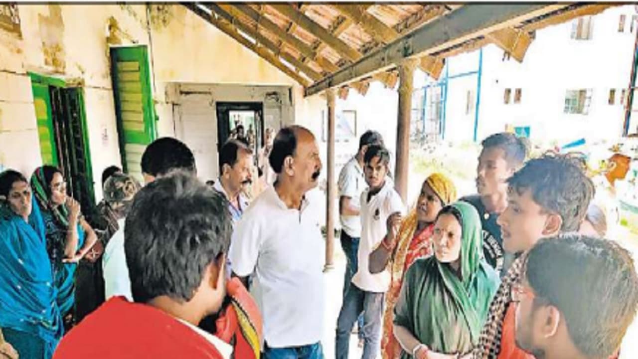 मुजफ्फरपुर सदर अस्पताल के एसएनसीयू में भर्ती बच्चे की मौत पर जमकर बवाल, परिजनों ने लगाया गंभीर आरोप मुजफ्फरपुर सदर अस्पताल के एसएनसीयू में भर्ती बच्चे की मौत पर जमकर बवाल, परिजनों ने लगाया गंभीर आरोप