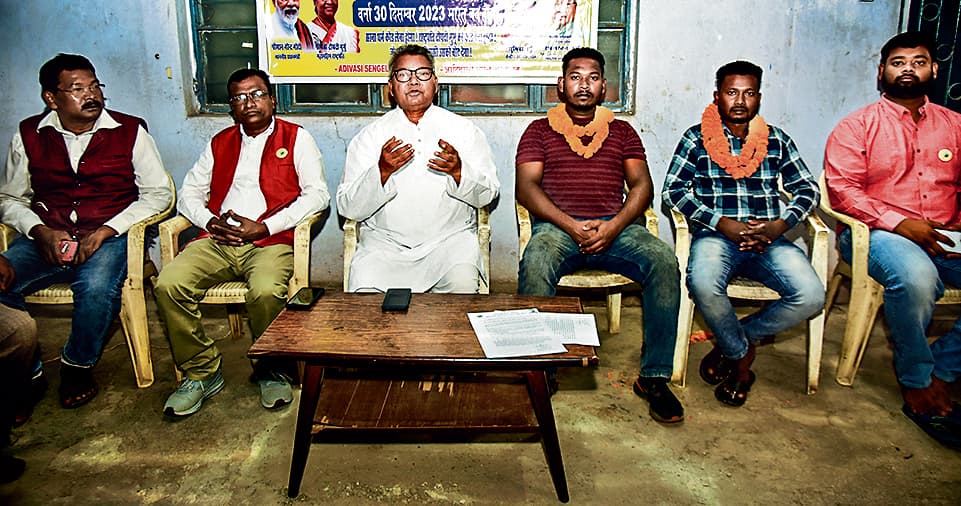 पीएम मोदी से सरना धर्म कोड को मान्यता देने की मांग, दो और युवाओं ने दी आत्मदाह की धमकी पीएम मोदी से सरना धर्म कोड को मान्यता देने की मांग, दो और युवाओं ने दी आत्मदाह की धमकी