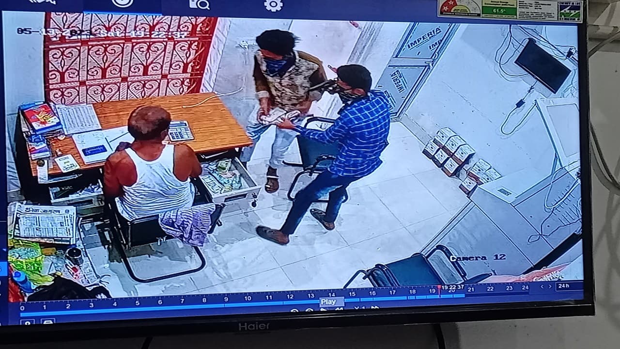 बिहार: मुजफ्फरपुर में बीजेपी विधायक के पेट्रोल पंप से चार लाख की लूट, फायरिंग करते भागे अपराधी बिहार: मुजफ्फरपुर में बीजेपी विधायक के पेट्रोल पंप से चार लाख की लूट, फायरिंग करते भागे अपराधी