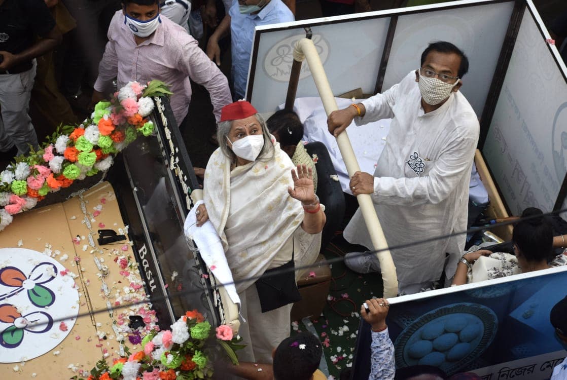 विधानसभा चुनाव 2021 : टालीगंज में जया बच्चन ने किया रोड शो, टीएमसी कैंडिडेट अरूप विश्वास भी रहे मौजूद विधानसभा चुनाव 2021 : टालीगंज में जया बच्चन ने किया रोड शो, टीएमसी कैंडिडेट अरूप विश्वास भी रहे मौजूद