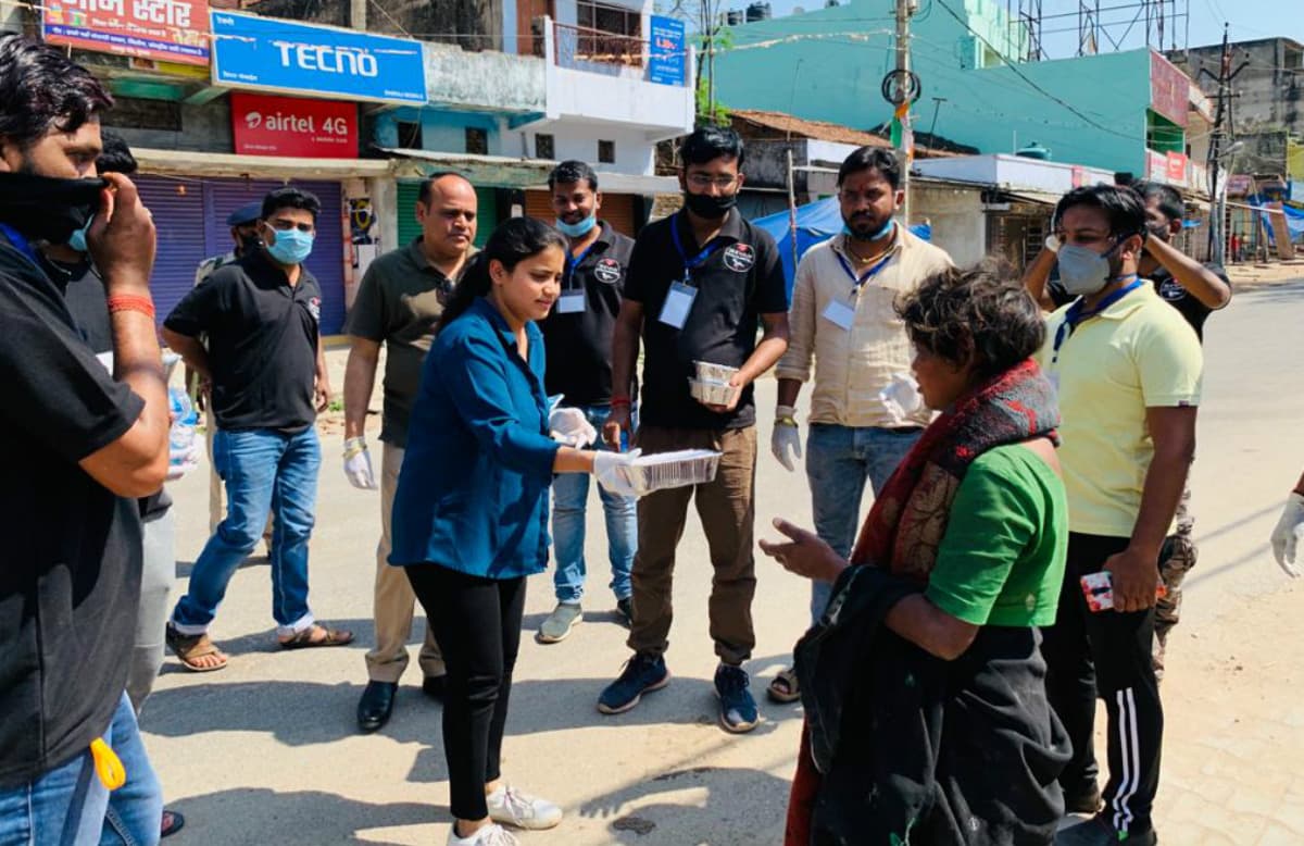 Coronavirus Lockdown: गरीबों को भोजन बांटने बेटा-बेटी के साथ सड़क पर उतरे गुमला एसडीओ