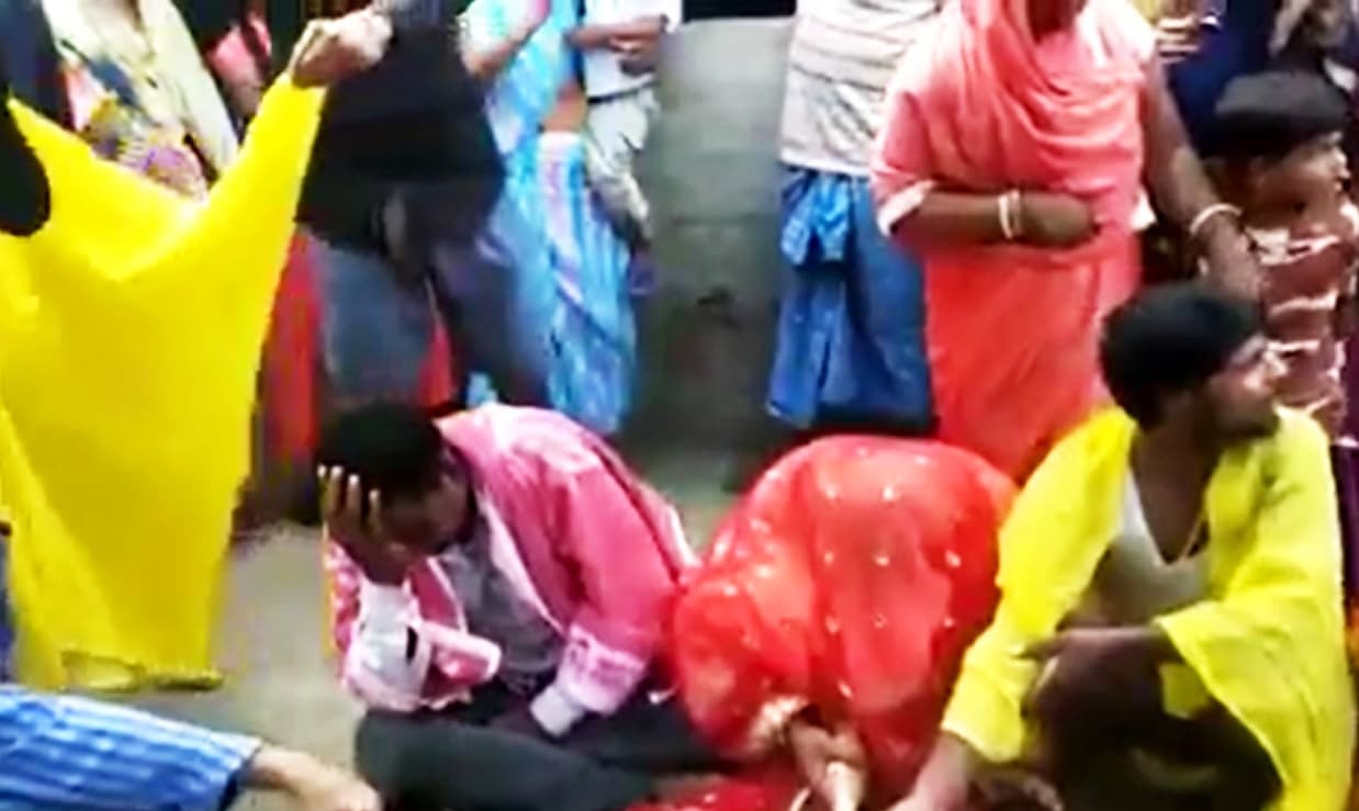 पकड़उवा विवाह : डॉक्टर को दिखाने जा रहा था युवक, अगवा कर युवती से करा दी गयी शादी , …देखें VIDEO