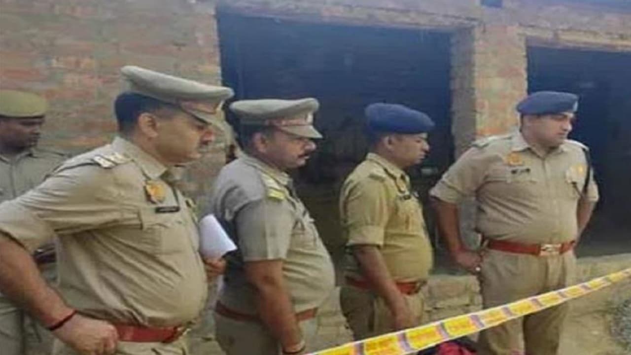 आजमगढ़ में डबल मर्डर से फैली सनसनी, घर के बाहर सो रहे बुजुर्ग दम्पति की गला रेतकर निर्मम हत्या आजमगढ़ में डबल मर्डर से फैली सनसनी, घर के बाहर सो रहे बुजुर्ग दम्पति की गला रेतकर निर्मम हत्या