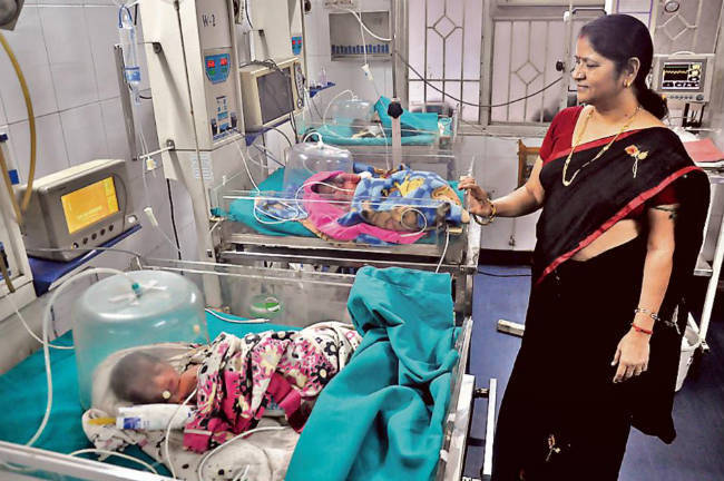 एक साथ तीन बच्चों को दिया जन्म, मां और बच्चे दोनों स्वस्थ्य