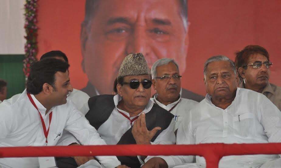 मुलायम और अखिलेश के निशाने पर मोदी सरकार