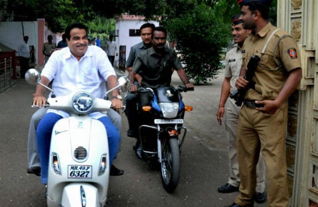 परिवहन मंत्री ने तोड़ा सड़क कानून, बगैर हेलमेट पहने पहुंचे RSS मुख्यालय