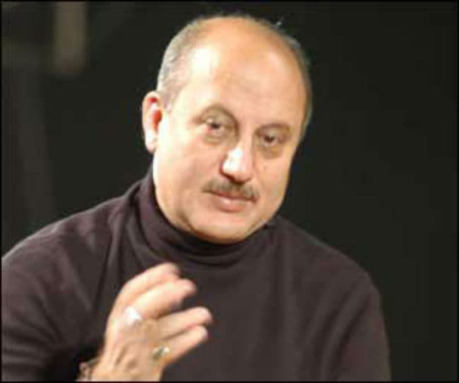 अभी भी फीस का इंतजार कर रहें अनुपम खेर