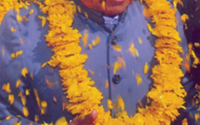 आधी रात को फ्रिज में रखी माला पहना कराया पार्टी ज्वाइन