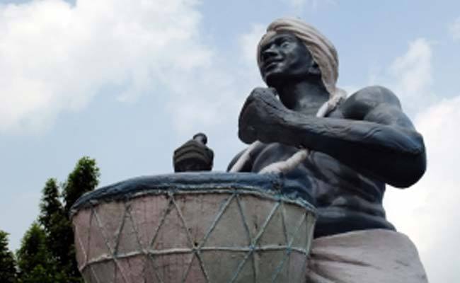 बिरसा मुंडा की तरह संघर्ष का संकल्प लें