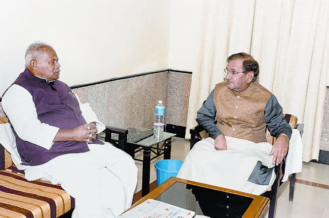 सियासत गरमायी: गांव से लौट कर शरद से मिले मांझी, बोले मुझे नहीं मिली चेतावनी