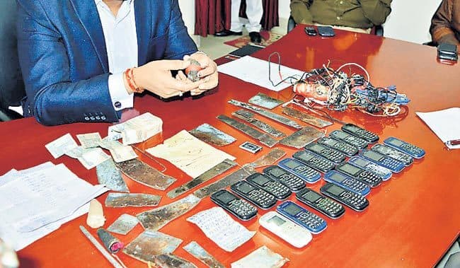 जेल में मिले चाकू, चिलम