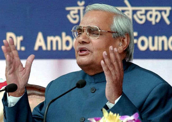 अटल के जन्मदिन पर बांटी गई मिठाईयां, फल और कम्बल