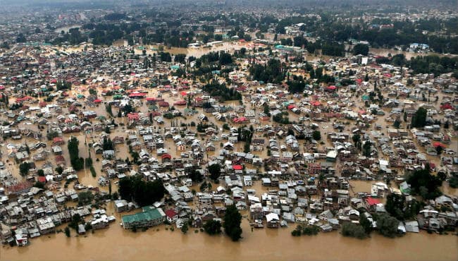 कश्मीर में 4 लाख लोगों के फंसे होने की आशंका, सेना अध्यक्ष दलबीर करेंगे दौरा