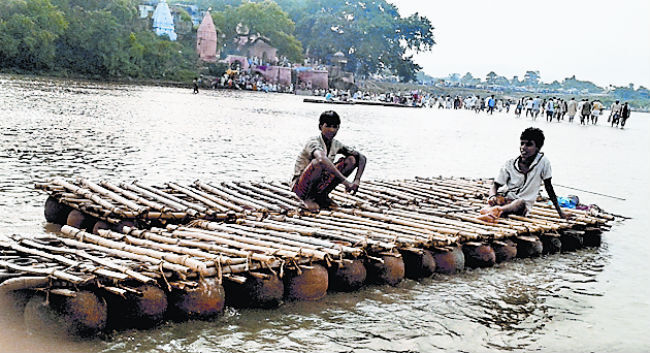 फल्गु के तट पर सिसक रहा बचपन