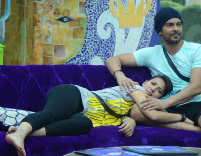 Bigg Boss 9 : स्विमिंग पूल में रोमांस करते नजर आये कीथ-रोशेल