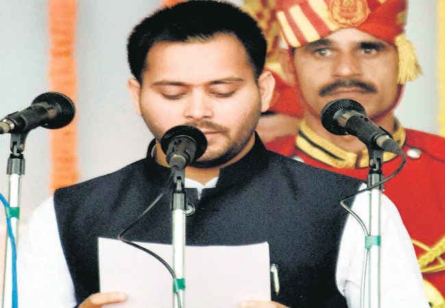 क्रिकेटर तेजस्वी यादव ने राजनीति की पिच पर लगाया ‘छक्का’ क्रिकेटर तेजस्वी यादव ने राजनीति की पिच पर लगाया ‘छक्का’