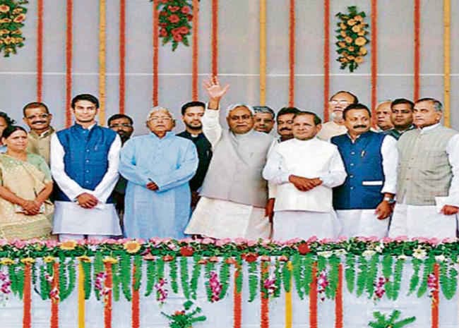 नये साल के सियासी समीकरण : 2015 के जनादेश से गंठबंधन की राजनीति के लिए उभरे