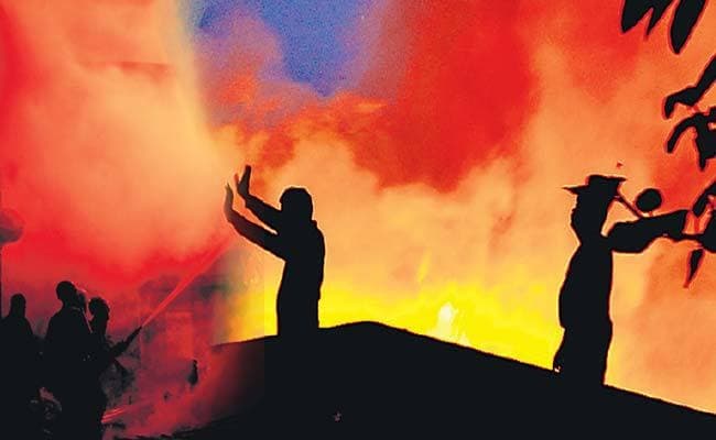 Bengal News: कोलकाता में चप्पल फैक्ट्री में लगी भीषण आग, लाखों का सामान जलकर राख Bengal News: कोलकाता में चप्पल फैक्ट्री में लगी भीषण आग, लाखों का सामान जलकर राख