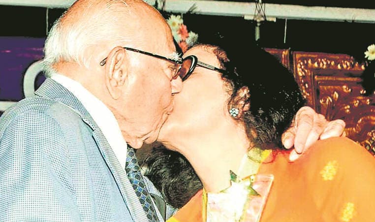 जेठमलानी और लीना का ”KISS”, सोशल मीडिया में हुआ वायरल, जानें किसने क्या कहा ?