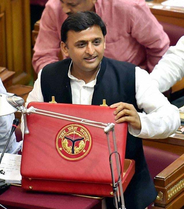 उत्तर प्रदेश : अखिलेश यादव ने पेश किया बजट, वर्ष 2015-16 को किसान वर्ष के रूप में मनाने का फैसला