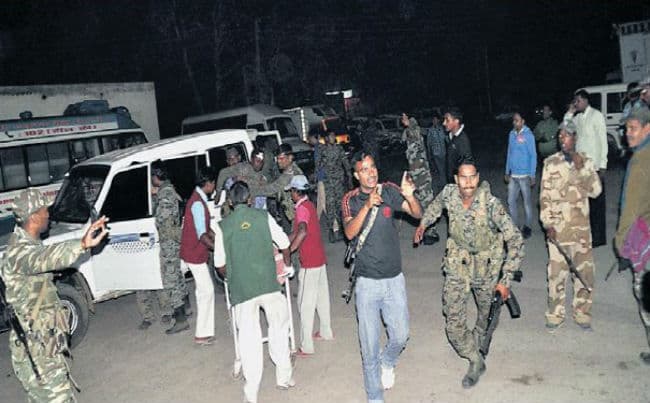 नक्सली हमला: डुमरिया में लैंड माइंस विस्फोट, दो शहीद, 14 घायल