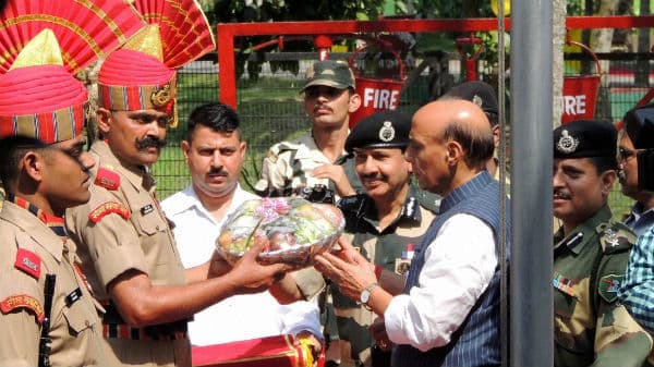 भारत-बांग्लादेश के बीच बाउंड्री कानून लागू होना जरूरी: राजनाथ भारत-बांग्लादेश के बीच बाउंड्री कानून लागू होना जरूरी: राजनाथ