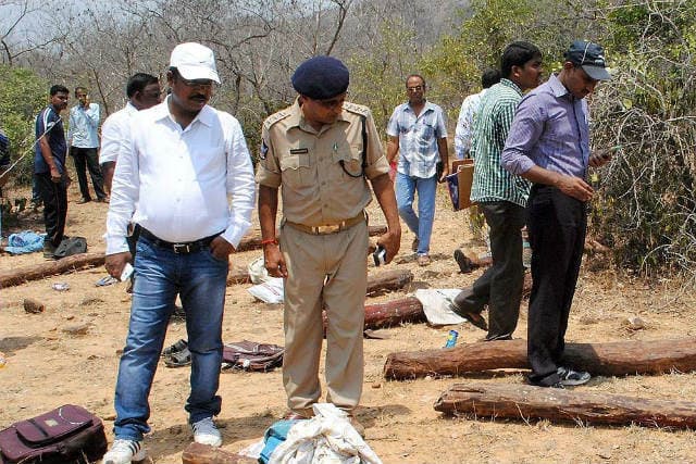 चंदन तस्कर हत्याकांड : चश्मदीद ने कहा पुलिस ने बस से उतार कर सात लोगों को गोली मारी चंदन तस्कर हत्याकांड : चश्मदीद ने कहा पुलिस ने बस से उतार कर सात लोगों को गोली मारी