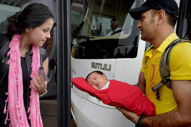 बेटी Ziva को नजरों से दूर नहीं करना चाहते धौनी , देखें तस्वीरें