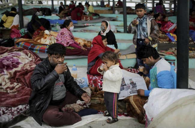 भूकंप : 15 से 40 हजार रुपये चुकाकर नेपाल से भारत लौट रहे हैं लोग