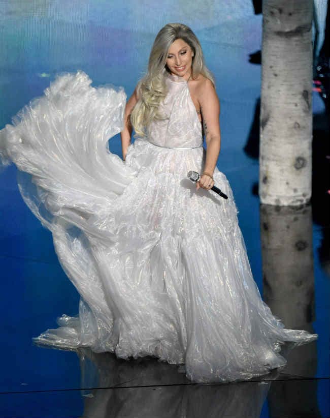 Oops MOMENT : जब लेडी गागा को कपड़ो ने दिया धोखा, हुई शर्मसार