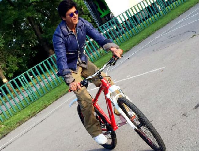 बुल्गारिया में साईकिल की सवारी कर रहे हैं किंग खान शाहरुख