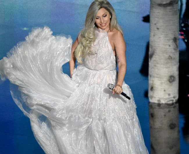 लंबे परिधान में ऐसे उलझी कि मंच पर गिर पड़ी गागा...