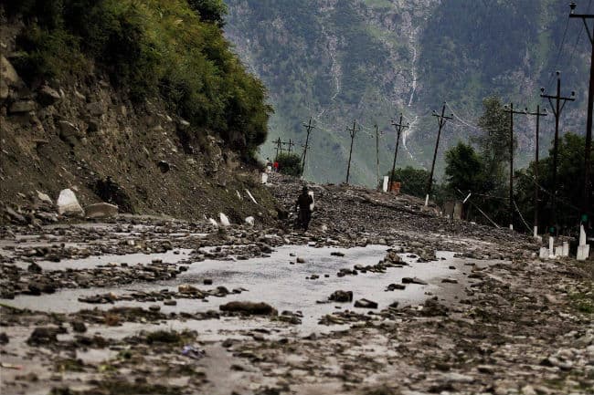 उत्तराखंड पर आफत : भारी बारिश के बाद भूकंप, वरुणावत पर्वत की चट्टानों में दरार