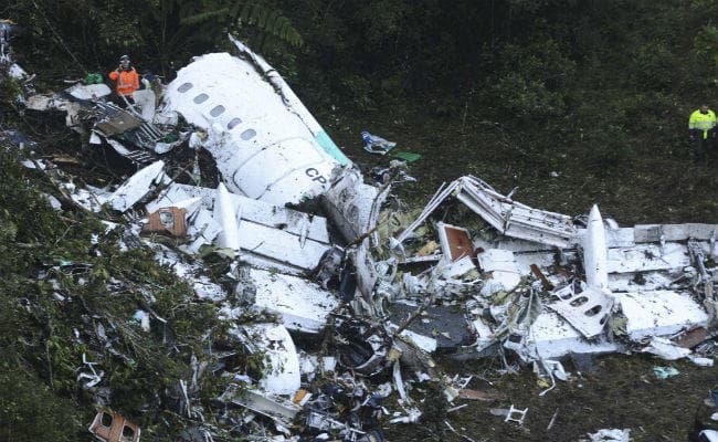 दुर्घटना में मारे गये फुटबॉल खिलाड़ियों को पेले और माराडोना ने दी श्रद्धांजलि