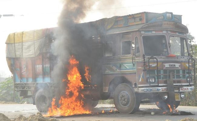 बिहार : हाजीपुर में ट्रक से कुचलकर बाइक सवार की मौत, आक्रोशित भीड़ ने ट्रक फूंका