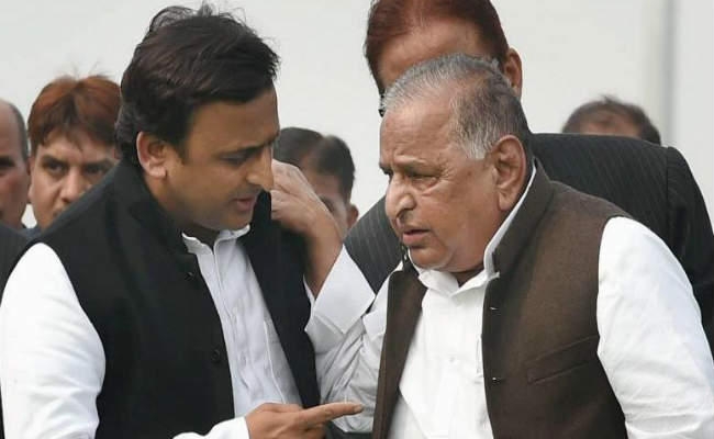 टूट के कगार पर सपा, अब अखिलेश ने जारी की 235 उम्मीदवारों की नयी लिस्ट