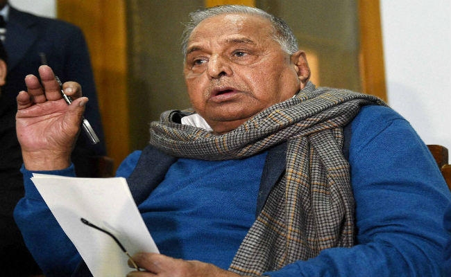 मुलायम ने अखिलेश को छह सालों के लिए पार्टी से निष्कासित किया