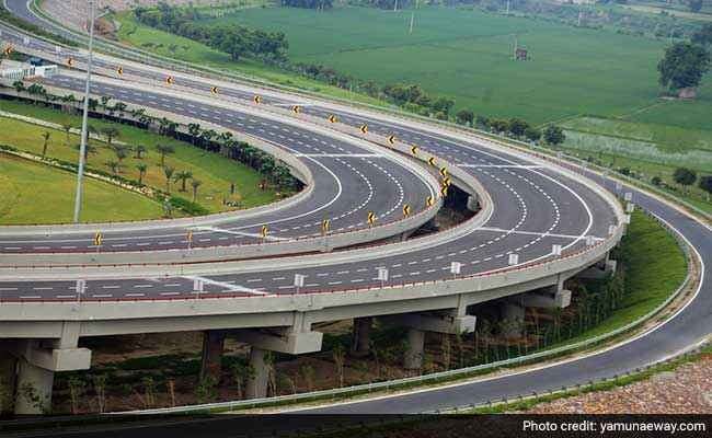 यमुना एक्सप्रेस-वे पर हादसा, पांच NRI की मौत, तीन घायल
