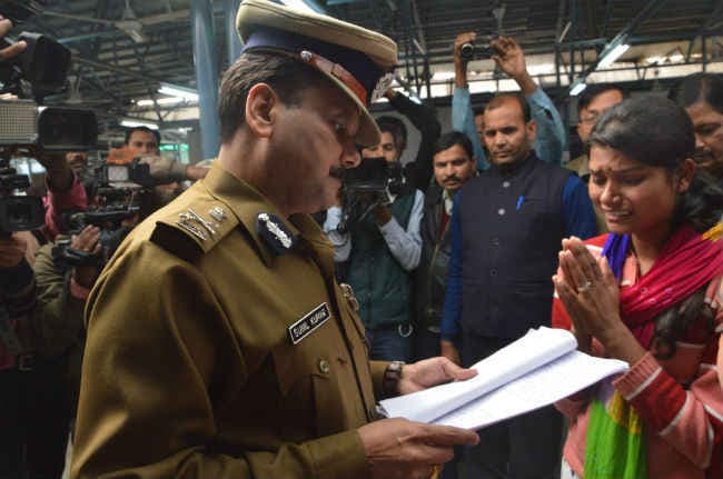 मेरी बेटियों को नहीं बचाया गया तो मैं आत्मदाह कर लूंगी, CM जनता दरबार की पूरी रिपोर्ट